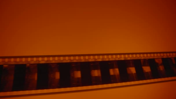 Mans Χέρια Μετακινηθείτε Παλιά Αρνητικά Ταινία Στο Κόκκινο Φως Ρετρό — Αρχείο Βίντεο