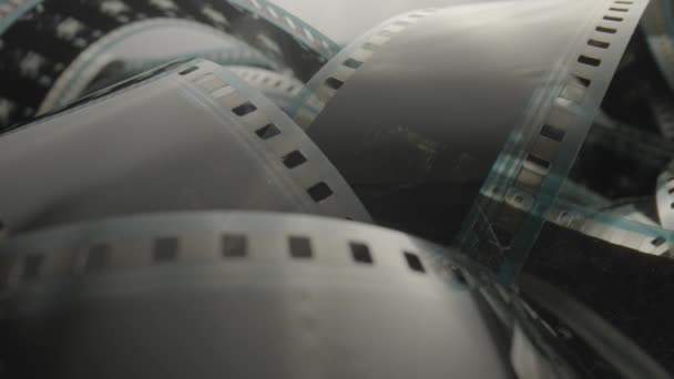 Zwoje Czarno Białych Podłych Taśm Filmowych Zbliżenie Taśmy Filmowej Retro — Wideo stockowe