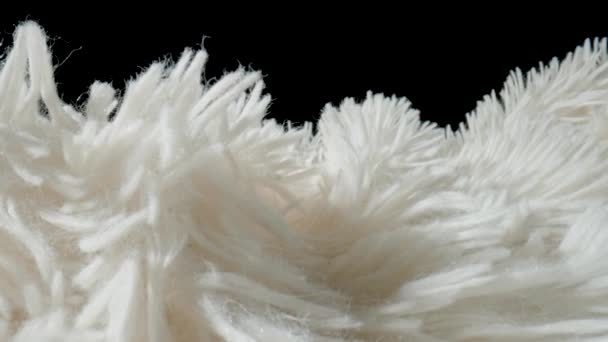 Волокна Штучної Колючої Білої Синтетичної Тканини Чорному Тлі Поверхня Штучного — стокове відео