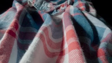 Makro renkte sıcak yün ekose gömlek. Giysinin yapısı, tekstil malzemesi, yün ya da pamuktan yapılmış yumuşak kumaş. Beyaz, mavi, kırmızı kareli kumaş. Giysi dokusu yakın. Moda.