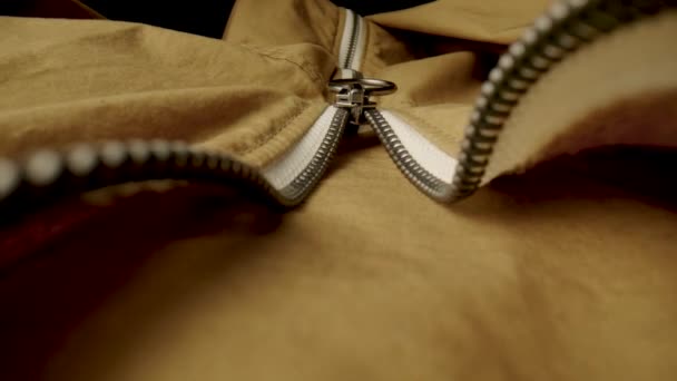 Düğmesiz Metal Fermuarlı Bej Ceket Giysinin Fermuarı Kumaş Yapısına Aşırı — Stok video