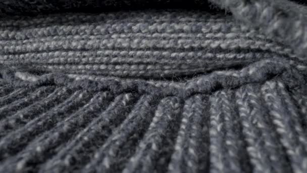 宏观上编织的灰色毛织物 保暖衣服 舒适的格子布 围巾的结构 用羊毛编织的软质材料 针织纺织品 毛绒绒的特写镜头 — 图库视频影像