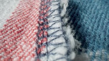 Makrodaki sıcak yün ekose gömleğin dikişleri. Giysinin yapısı, tekstil malzemesi, yün ya da pamuktan yapılmış yumuşak kumaş. Beyaz, mavi, kırmızı kareli kumaş. Giysi dokusu yakın. Moda.