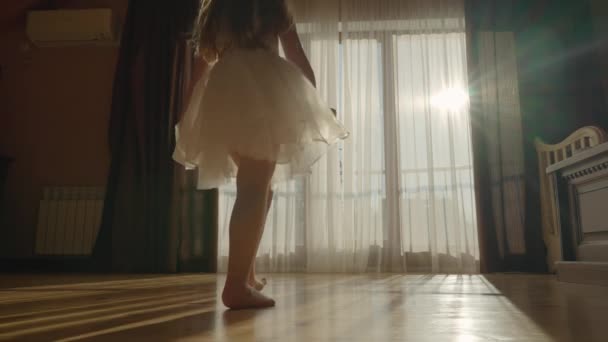 Happy Little Girl Biegnie Przez Pokój Okna Otwiera Zasłony Owija — Wideo stockowe