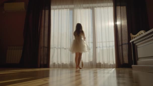 Joyeux Petite Fille Court Travers Pièce Fenêtre Ouvre Les Rideaux — Video