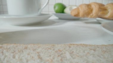 Ekmek kızartması üzerine ince bir parça peynir. Peynirli sandviçe yaklaş. Mutfakta kahvaltı hazırlıyorum. Lezzetli sandviç, sağlıklı atıştırmalık, fast food.