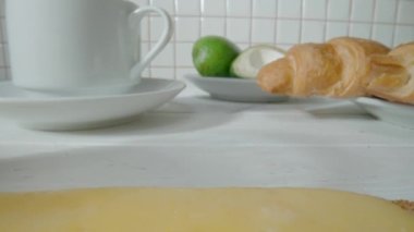 Peynirli ekmek üzerine yeşil marul. Peynirli sandviçe yaklaş. Mutfakta kahvaltı hazırlıyorum. Lezzetli sandviç, sağlıklı atıştırmalık, fast food.