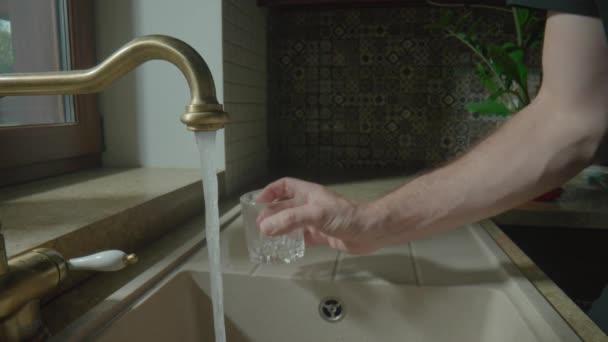 Человек Наливает Полный Стакан Воды Крана Утоляет Жажду Закрыть Поток — стоковое видео