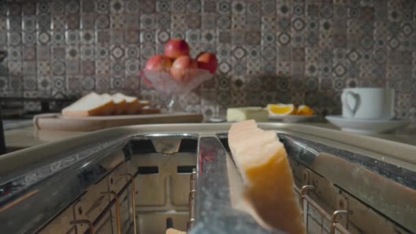 Krájený Bílý Chleba Vyskakující Topinkovače Kuchyňském Stole Opékané Toastové Chleby — Stock video