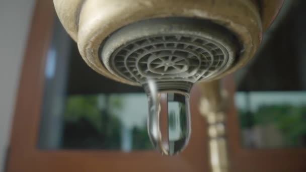 从厨房或浴室的水龙头滴下的水滴 动作缓慢 水漏得很近 复古水龙头 自来水 清澈透明的液体流动 — 图库视频影像