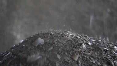 Tohumlardan ayçiçeği yağı üretildikten sonra basınçlı atık. Siyah biyokütle sıkıştırılmış toz şeklinde bir yığın üzerine dökülüyor. Topak ve ekolojik yakıt üretimine konsantre olun.