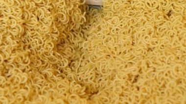 Makarna üretimi için sanayi hattı. Vermicelli daha yakından dökülüyor. Üretim ekipmanları ve endüstriyel hatlar. Makarna üretim fabrikası. Restoranlar ve kafeler için gıda arka planı