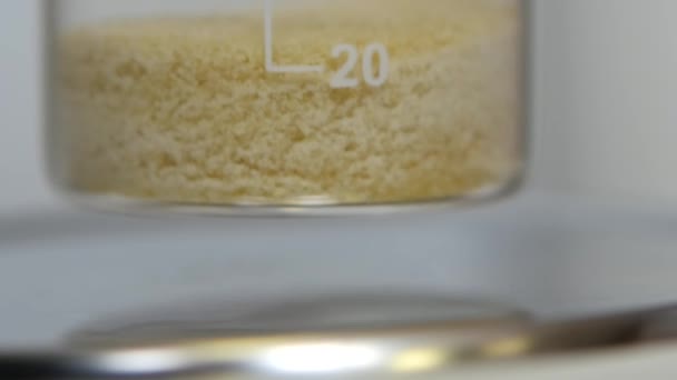 Φιάλη Λευκή Σκόνη Αλεύρι Ζύμη Μαγιά Στο Εργαστήριο Έρευνα Ποιότητας — Αρχείο Βίντεο