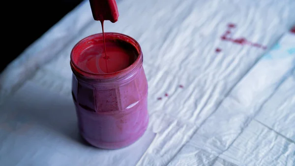 Pink Paint Flowing Brush Bank Can Paint Table Black Background — 图库照片