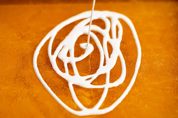 부드러운 캐러멜 줄기는 캐러멜 덩어리의 형태를 이룬다 손으로 음식의 휴일용 — 스톡 사진