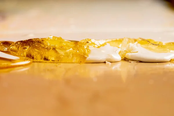 Valkoinen Keltainen Karamellimassa Leivonnaisten Pöydälle Levitettävien Tikkarien Valmistukseen Teen Makeaa — kuvapankkivalokuva