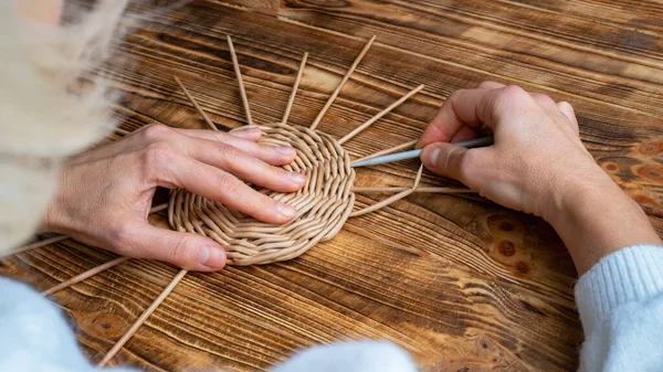 Woman Weaves Basket Paper Tubes Wooden Table Process Weaving Decorative royaltyfrie gratis stockfoto