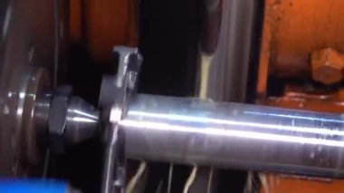 Otomatik cnc soğutma sistemli bir değirmen makinesine dönüşüyor. Fabrikada metal işçiliği kesiyor. Değirmen makinesi, metalürjik bir fabrikanın atölyesinde dönen bir metal parçasını işliyor. Metal Çalışması