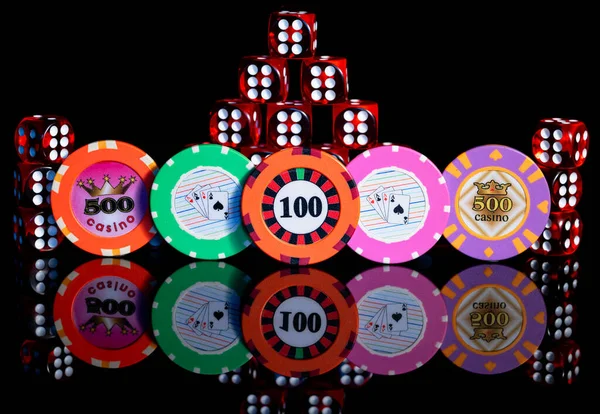 Set Van Dobbelstenen Casino Chips Geïsoleerde Zwarte Achtergrond Reflecterende Oppervlak — Stockfoto