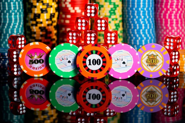 Set Dice Casino Chips Black Reflective Surface Hill Red Dice — Fotografia de Stock
