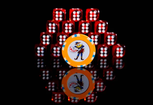 Joker Chip Und Stapel Roter Würfel Mit Der Zahl Sechs — Stockfoto