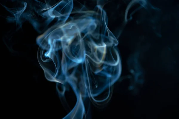 Biała Niebieska Chmura Dymu Palenia Cygara Odizolowanym Czarnym Tle Spaliny — Zdjęcie stockowe