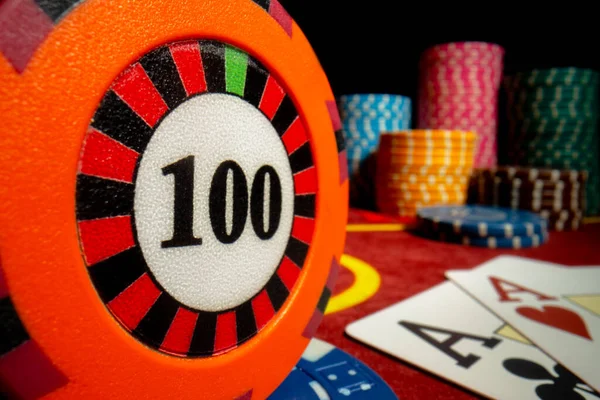 Casino Chip Met Denominatie Van Honderd Twee Azen Rode Casino — Stockfoto