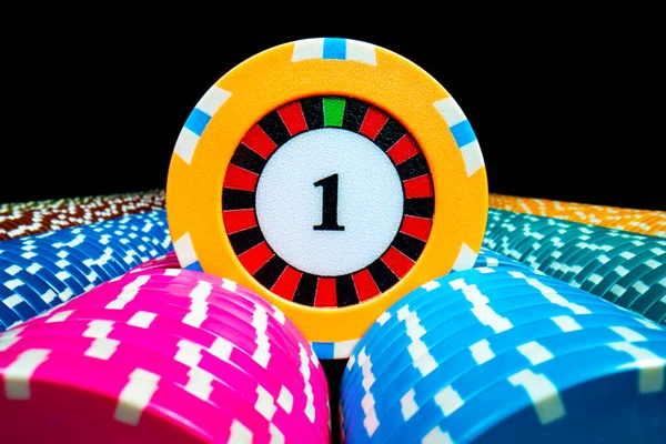 Vertical Rows Colored Casino Chips Chip Face Value One Center — Fotografia de Stock