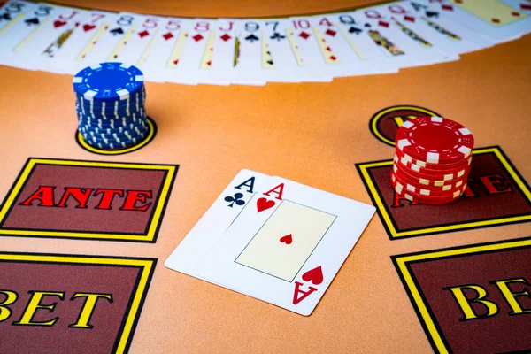 Pair Aces Casino Chips Gambling Table Casino Blue Red Chips — Fotografia de Stock