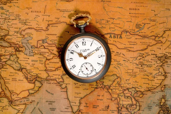 Silver Retro Pocket Watch Lying Paper Old World Map Antique — Fotografia de Stock