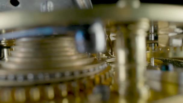 View Moving Clockwork Golden Mechanical Clock Rotating Gold Gears Gearing — Vídeo de Stock