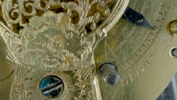 Clockwork Mechanism Macro Wheel Carved Pattern Curlicue Antique Gold Clock — Stok video