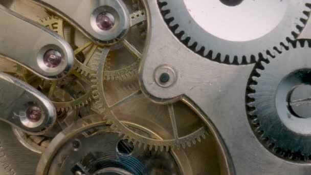 Wewnętrzne Makro Mechanizmu Zegara Obracające Się Złote Przekładnie Metalowe Przekładnie — Wideo stockowe