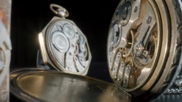 Drei Antike Taschenuhren Mit Funktionierendem Uhrwerk Auf Isoliertem Schwarzem Studiohintergrund — Stockvideo