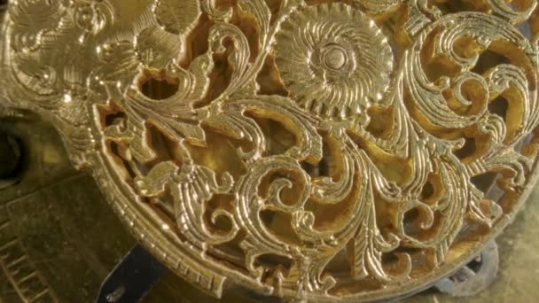 Clockwork Mechanism Macro Wheel Carved Pattern Curlicue Antique Gold Clock — Stok video