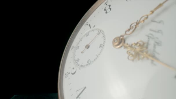Antyczny Zegarek Kieszonkowy Białą Tarczą Złotymi Rączkami Czarnym Izolowanym Tle — Wideo stockowe