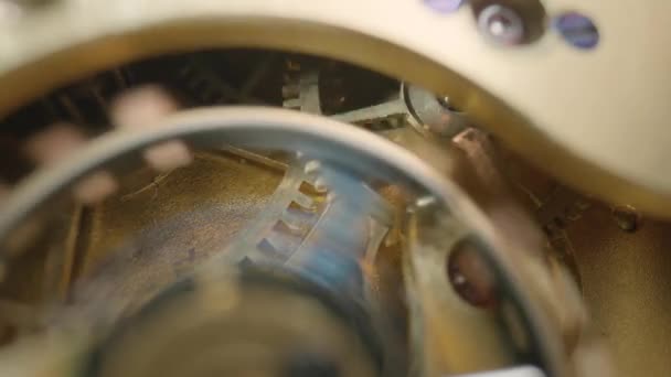 Verschieben Von Goldzahnrädern Innerhalb Eines Funktionierenden Taschenuhrenmechanismus Arbeitsmechanismus Mit Rotierender — Stockvideo