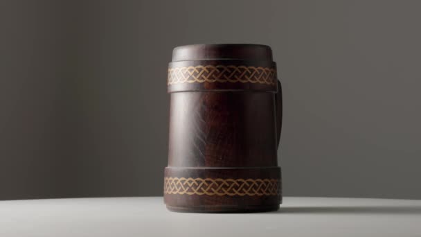 Wooden Oak Mug Handle Spinning White Table Brown Mug Ornament — Αρχείο Βίντεο