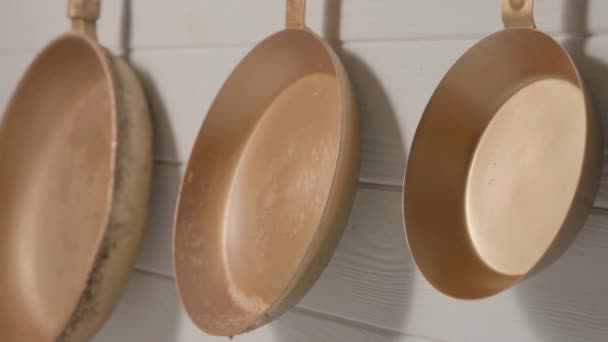 Three Rustic Copper Fryingpans Hanging Wooden White Kitchen Wall Restaurant — Αρχείο Βίντεο
