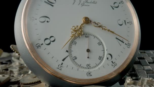 Graues Vintage Taschenuhrzifferblatt Auf Einem Haufen Uhrwerksteile Runde Alte Uhr — Stockvideo