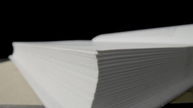 Işıklı boş bir kitap aç. Siyah izole edilmiş stüdyo arkaplanı üzerinde duran beyaz, boş kağıt sayfaları ya da ders kitabı. Kütüphanede edebiyat okumak, boş zaman. Öğrenme, bilgi