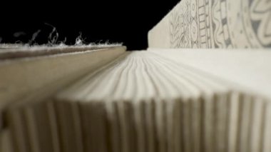 Bir yığın eski kitap, gri eski püskü kapaklar ve sarı sayfalar. Siyah izole edilmiş arka plan hakkında yığınla kitap. Kütüphanede ya da kitapçıda bir yığın klasik ders kitabı. Öğrenme, bilgi, eğitim