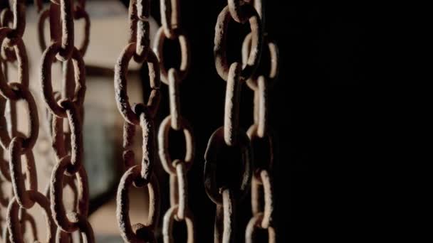 Rusty Metal Old Chain Dangling Dark Indoor Space Close Links — стоковое видео
