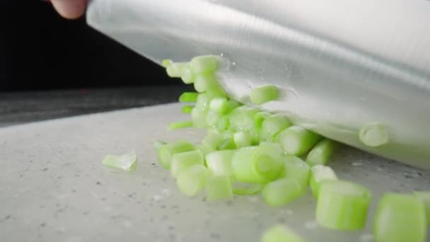 Πράσινο Κρεμμύδι Κόβεται Μαχαίρι Στην Κουζίνα Mans Χέρι Κοφτερό Μαχαίρι — Αρχείο Βίντεο