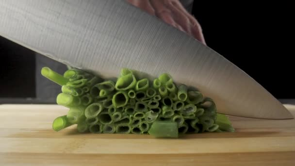 Green Onion Cut Knife Kitchen Black Background Mans Hand Sharp — Vídeo de Stock