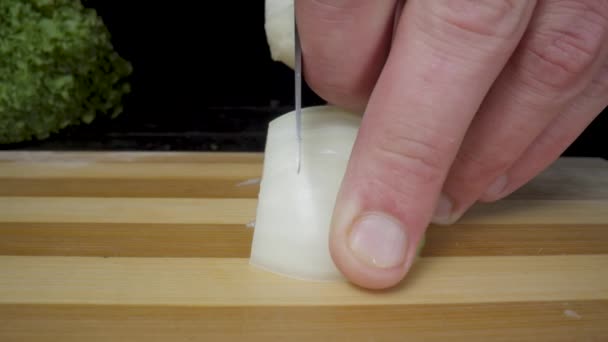 Mans Hand Cutting Half Onion Knife Chopping Bulb Wooden Board — Vídeos de Stock