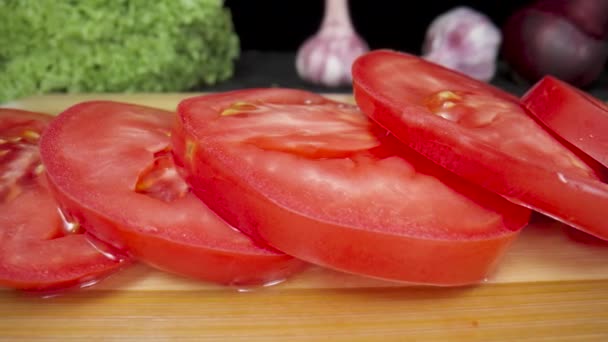 Juicy Sliced Rings Ripe Red Tomato Water Drops Wooden Board — Vídeo de stock