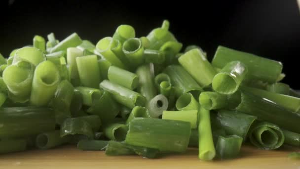 Green Onion Stalks Cut Pieces Wooden Board Heap Chopped Green — Vídeos de Stock