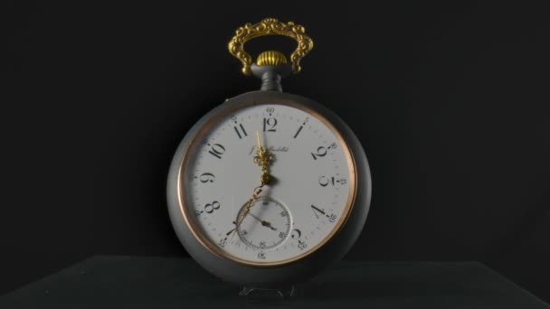 Ασημένιο Ρολόι Τσέπης Χρυσά Χέρια Timelapse Βίντεο Παλιό Ρολόι Τσέπης — Αρχείο Βίντεο
