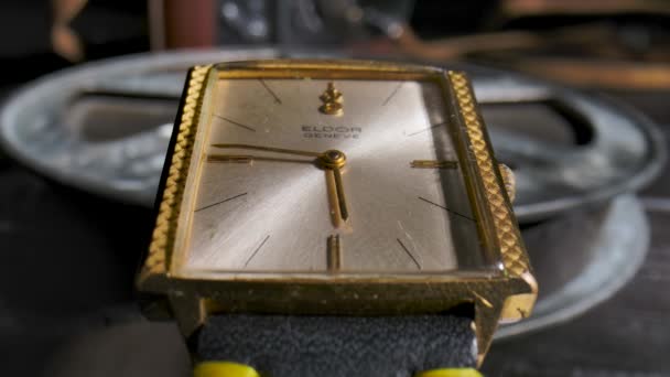 Gold Wrist Watch Rotating Hands Time Lapse Video Old Wristwatch — Stockvideo
